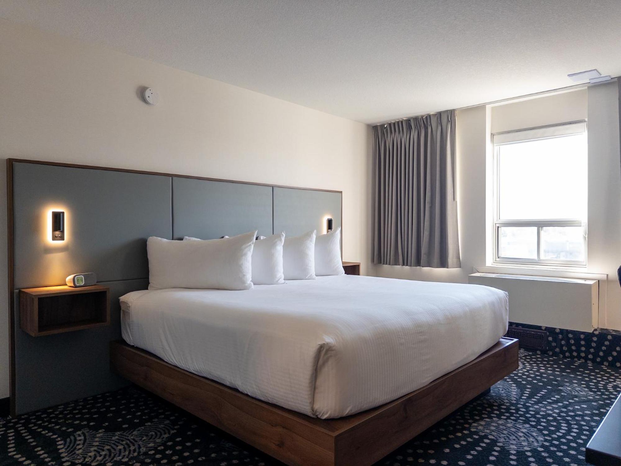Carriage House Hotel And Conference Centre Calgary Exterior photo